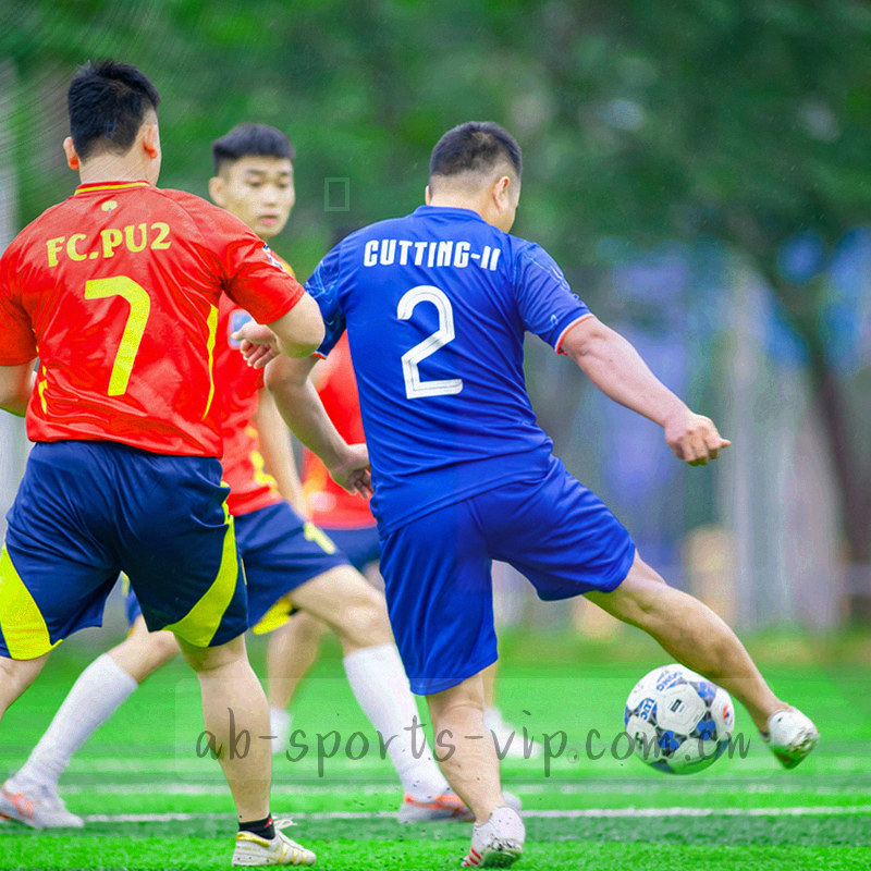 三只高低错落的档案抽屉标签，标签面印有等宽编号与渠道名称